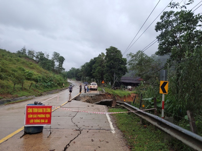Video sạt lở taluy âm gây đứt nửa mặt nền đường Hồ Chí Minh qua địa bàn Đà Nẵng - Ảnh 1.
