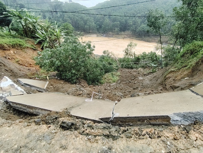 Video sạt lở taluy âm gây đứt nửa mặt nền đường Hồ Chí Minh qua địa bàn Đà Nẵng - Ảnh 3.