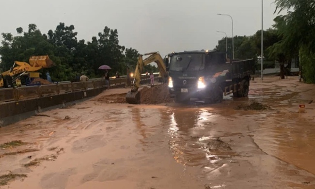 Mưa lớn cuốn trôi hàng trăm m³ cát đỏ, QL1 qua Lâm Đồng tê liệt nhiều giờ- Ảnh 2.