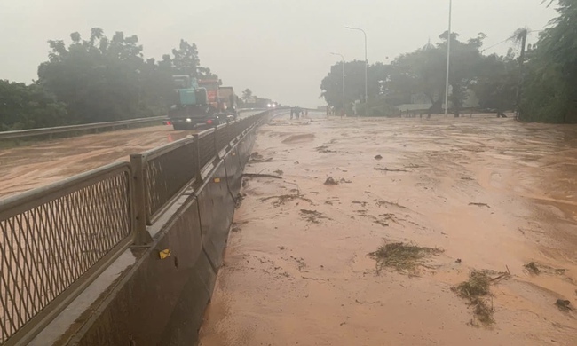 Mưa lớn cuốn trôi hàng trăm m³ cát đỏ, QL1 qua Lâm Đồng tê liệt nhiều giờ- Ảnh 1.