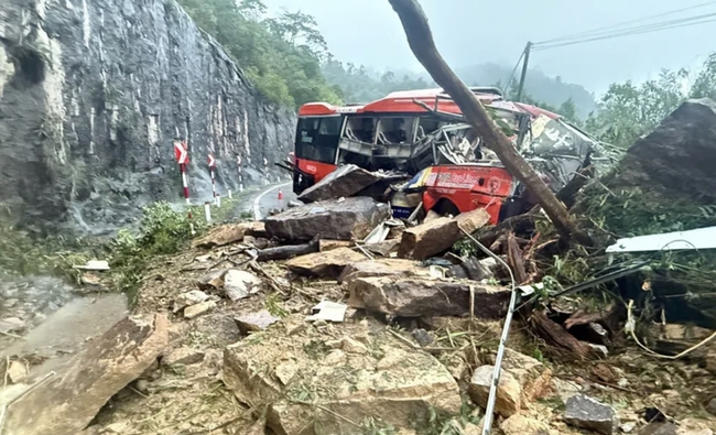 Sạt lở lúc nửa đêm trên đèo Khánh Lê, xe khách bị vùi lấp khiến 6 người tử vong - Ảnh 2.