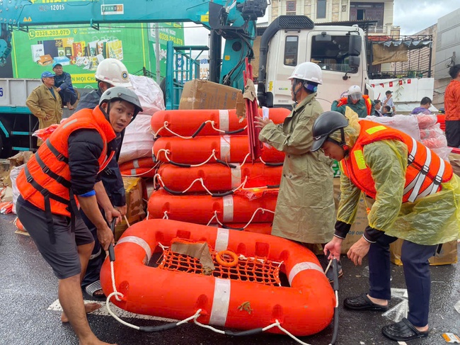 Cục Hàng hải và Đường thủy Việt Nam hỗ trợ người dân Khánh Hòa khắc phục hậu quả mưa lũ- Ảnh 1.