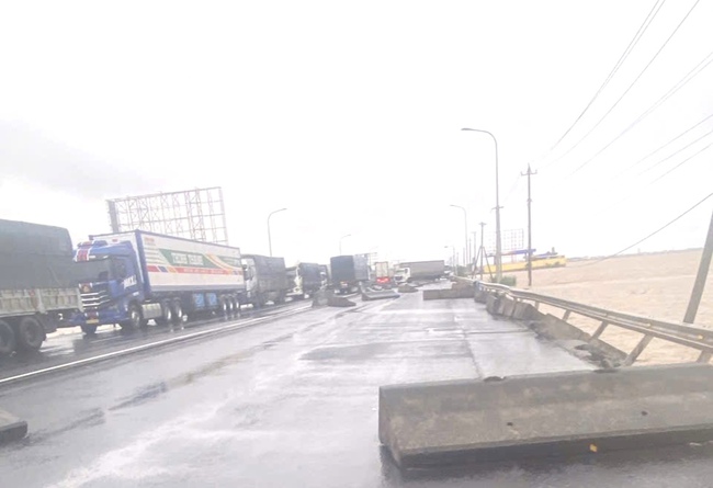 Khắc phục sự cố hố sụt nghiêm trọng trên QL1 ở Đắk Lắk: Đã thông xe 1 làn đường - Ảnh 1.