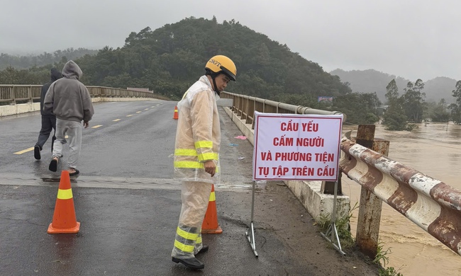 Quốc lộ 27 tạm phong tỏa cầu Giang Sơn do sạt lở mố cầu, nguy cơ mất an toàn- Ảnh 2.