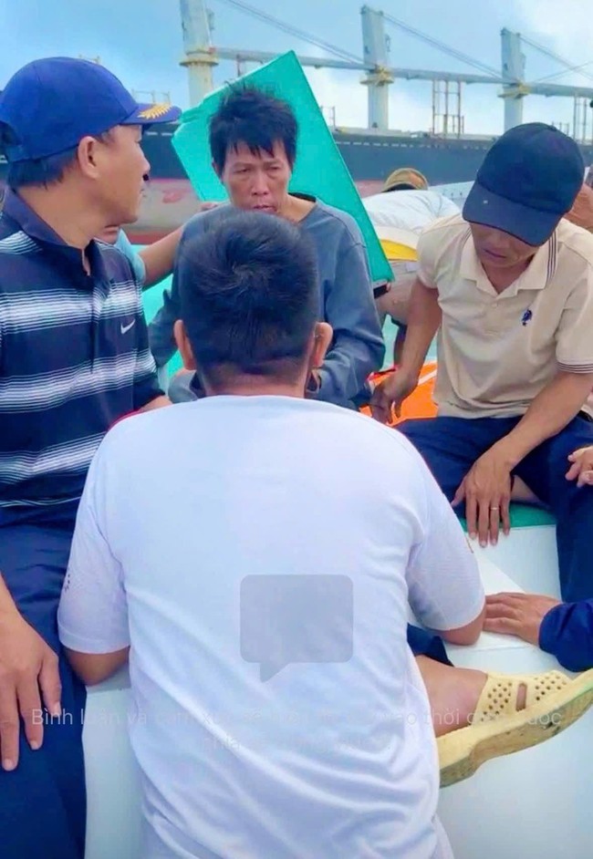 Cứu sống một trong ba người trên thuyền thúng bị sóng cuốn trôi ở Lý Sơn trong bão số 13- Ảnh 2.