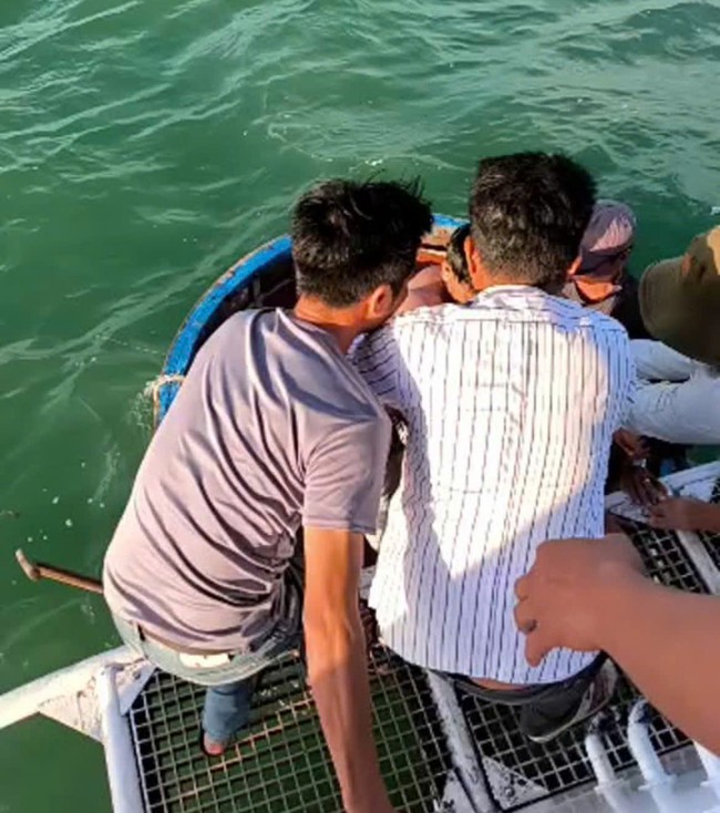 Kỳ tích cứu sống 2 ngư dân cuối cùng bị sóng cuốn ở Lý Sơn sau hơn 40 giờ trôi dạt trên biển- Ảnh 1.