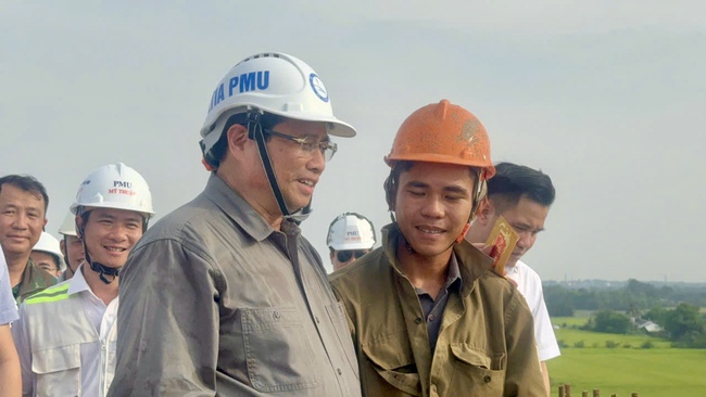 Thủ tướng Phạm Minh Chính chúc Tết trên công trường cầu lớn nhất dự án Vành đai 3 - TP.HCM- Ảnh 3.