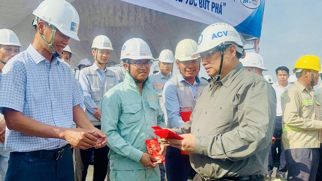 Thủ tướng Phạm Minh Chính chúc Tết trên công trường cầu lớn nhất dự án Vành đai 3 - TP.HCM- Ảnh 4.