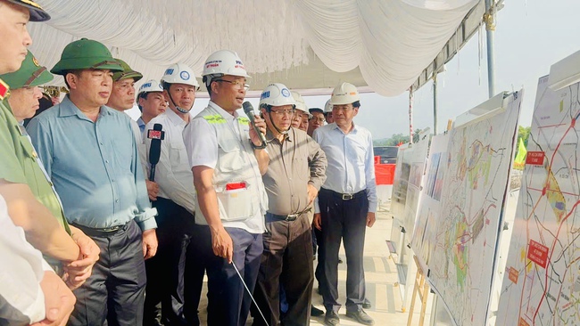 Thủ tướng Phạm Minh Chính chúc Tết trên công trường cầu lớn nhất dự án Vành đai 3 - TP.HCM- Ảnh 2.