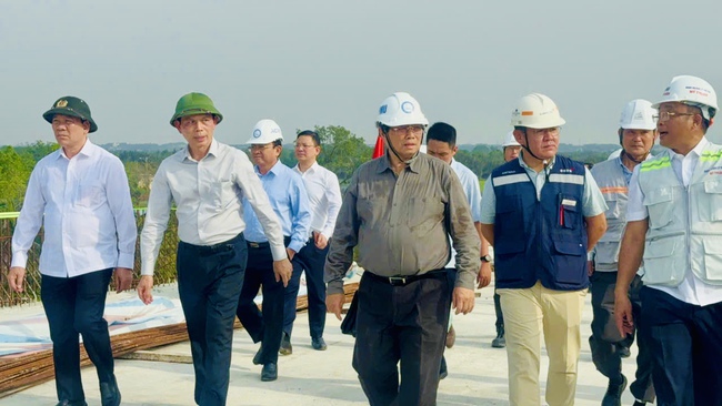 Thủ tướng Phạm Minh Chính chúc Tết trên công trường cầu lớn nhất dự án Vành đai 3 - TP.HCM- Ảnh 1.