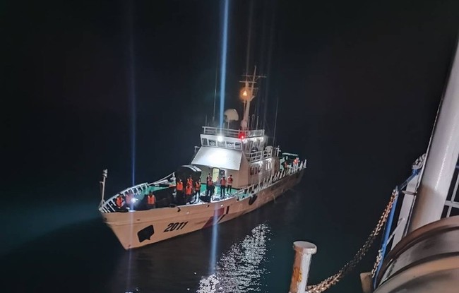 Khẩn cấp cứu thuyền viên Philippines gặp nạn trên vùng biển Việt Nam - Ảnh 2.