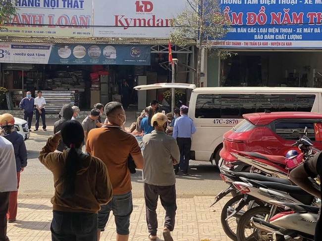 Va chạm với ô tô con, người đàn ông đi xe gắn máy ở Đắk Lắk tử vong trên đường đi cấp cứu- Ảnh 2.