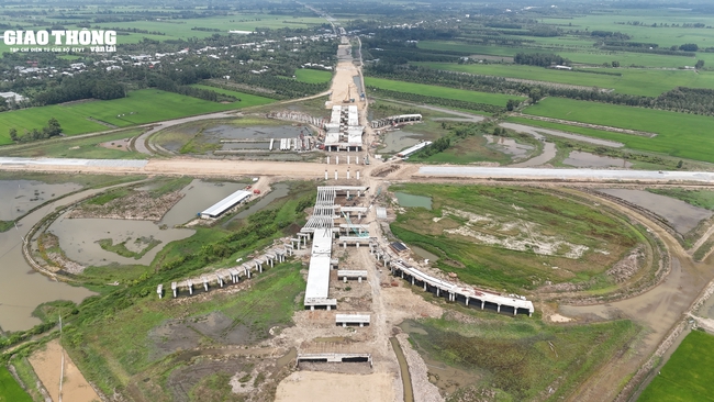 Cận cảnh thi công nút giao 2 cao tốc lớn nhất miền Tây - Ảnh 1.