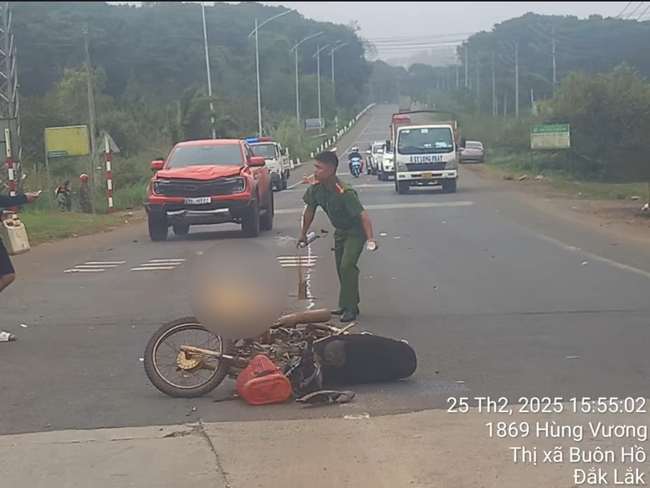 TNGT giữa ô tô bán tải với xe máy ở Đắk Lắk, một cụ ông 82 tuổi tử vong thương tâm- Ảnh 1.