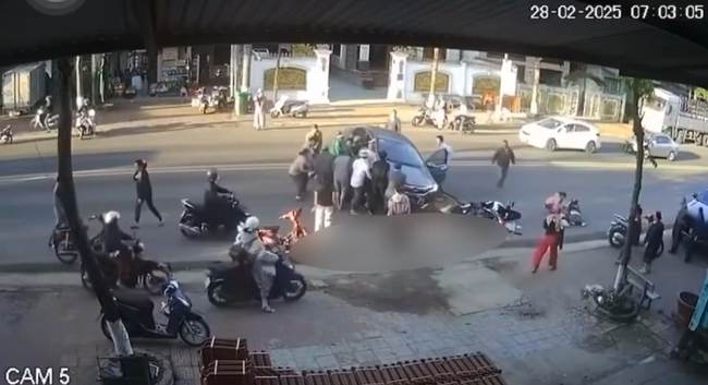 Video: Người dân nâng ô tô cứu người dưới gầm ô tô sau TNGT liên hoàn ở Đắk Lắk- Ảnh 2.