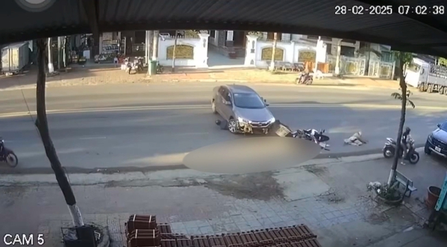 Video: Người dân nâng ô tô cứu người dưới gầm ô tô sau TNGT liên hoàn ở Đắk Lắk- Ảnh 1.