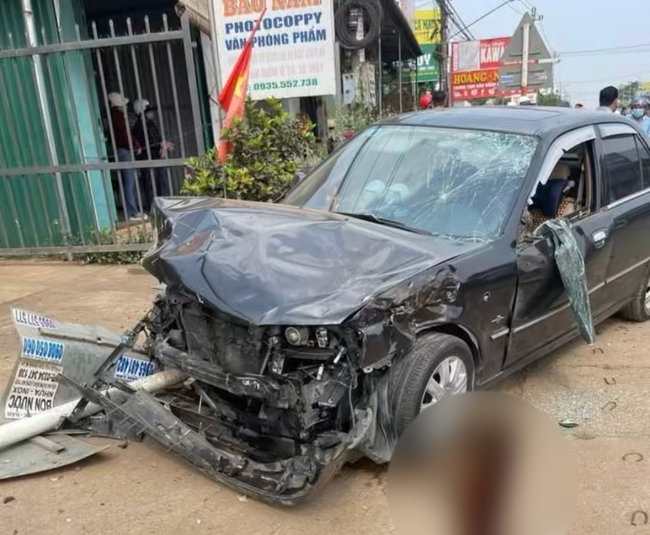 TNGT giữa ô tô con với xe càng trên QL26 qua Đắk Lắk, ba người thương vong- Ảnh 1.