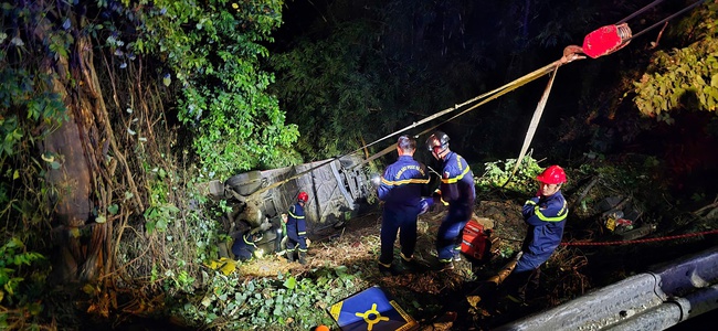 Khắc phục hậu quả vụ lật xe khách trên đèo Bảo Lộc, tỉnh Lâm Đồng khiến 4 người thương vong- Ảnh 1.