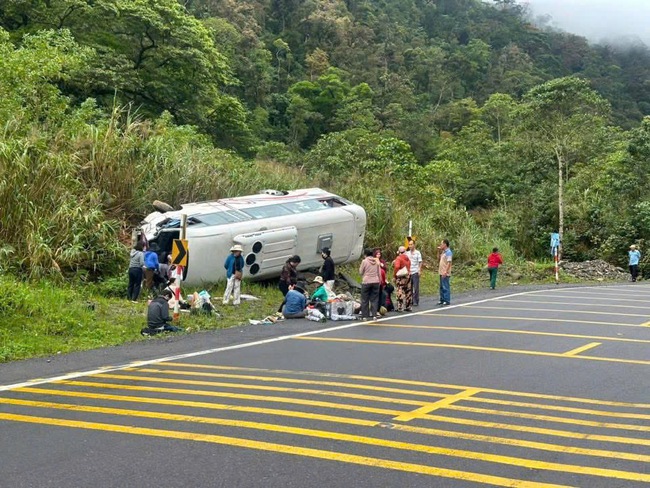 Khánh Hoà: Xe khách chở 25 người bị lật trên đèo Khánh Lê, 6 người bị thương nặng - Ảnh 3.