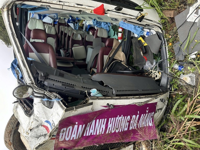 Khánh Hoà: Xe khách chở 25 người bị lật trên đèo Khánh Lê, 6 người bị thương nặng - Ảnh 2.