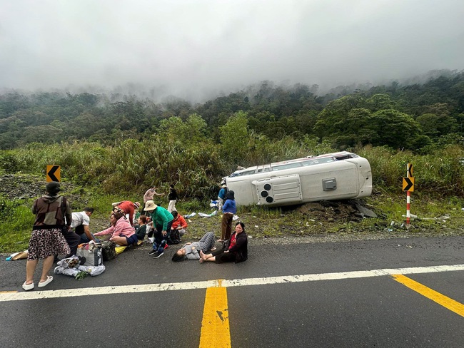 Khánh Hoà: Xe khách chở 25 người bị lật trên đèo Khánh Lê, 6 người bị thương nặng - Ảnh 1.