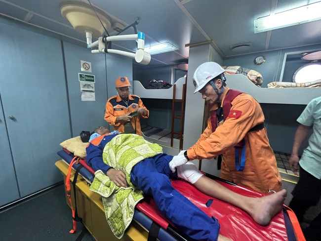 Khẩn trương cứu thuyền viên sau khi tàu cá bị chìm- Ảnh 7.