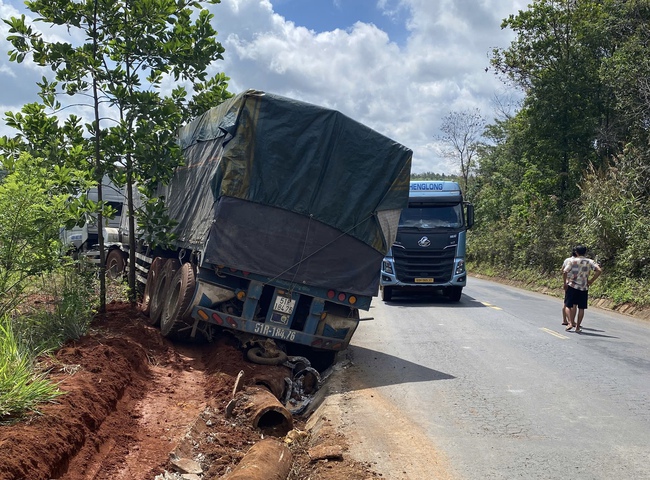 TNGT liên hoàn trên QL28 qua Đắk Nông, hai người tử vong tại chỗ- Ảnh 1.