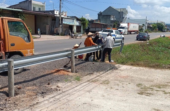 Rào đóng nhiều vị trí đấu nối trái phép vào tuyến QL1 ở tỉnh Bình Định- Ảnh 2.