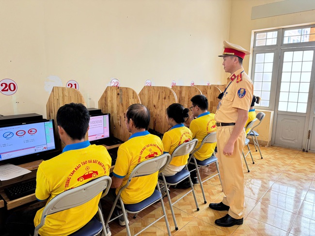 Công an tỉnh Đắk Lắk tổ chức kỳ thi sát hạch, cấp GPLX ô tô đầu tiên cho hơn 200 học viên- Ảnh 3.