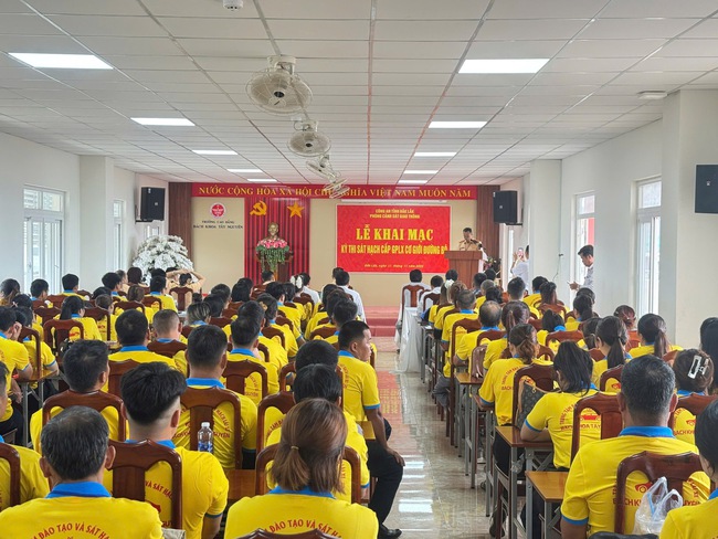 Công an tỉnh Đắk Lắk tổ chức kỳ thi sát hạch, cấp GPLX ô tô đầu tiên cho hơn 200 học viên- Ảnh 1.