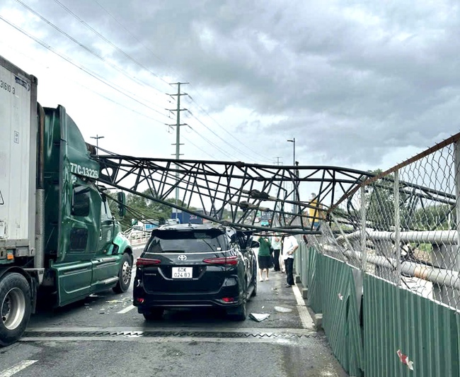 Sập cần cẩu công trình dự án nút giao thông Mỹ Thuỷ - TP.HCM- Ảnh 1.