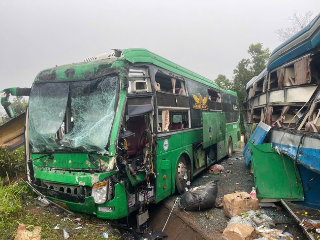 Video: Hiện trường TNGT giữa hai xe khách khiến ba người bị thương- Ảnh 1.