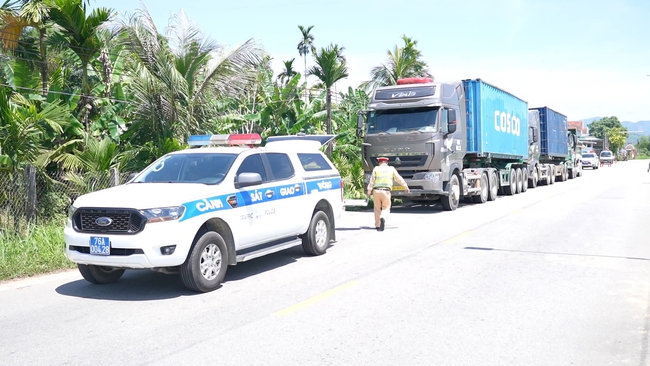 Xử phạt loạt xe đầu kéo, xe ben cải tạo thùng xe, chở cát quá tải gần 100%- Ảnh 2.