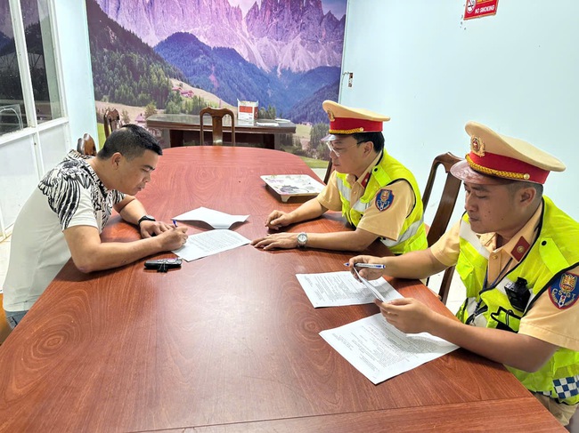 Chở quá 21 người, tài xế và chủ xe bị phạt hơn 234 triệu đồng- Ảnh 2.