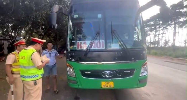 Chở quá 21 người, tài xế và chủ xe bị phạt hơn 234 triệu đồng- Ảnh 1.