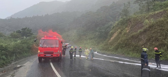 Hai ô tô lật trên đèo Mang Yang, xe đầu kéo bốc cháy dữ dội giữa trời mưa- Ảnh 2.