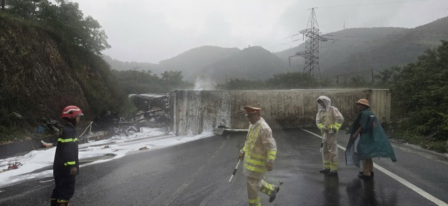 Hai ô tô lật trên đèo Mang Yang, xe đầu kéo bốc cháy dữ dội giữa trời mưa- Ảnh 1.