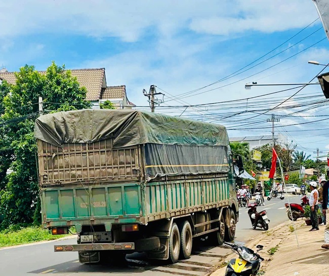 Xe máy va chạm xe tải ở Đắk Lắk, người đàn ông tử vong thương tâm- Ảnh 1.