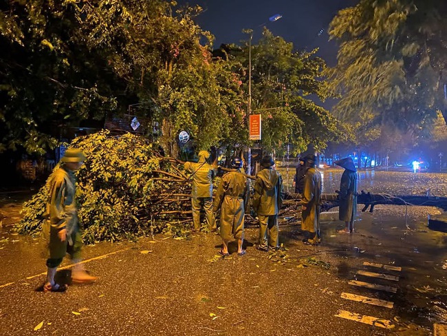 Bộ Xây dựng báo cáo nhanh tình hình giao thông do ảnh hưởng bão số 5 - Ảnh 1.