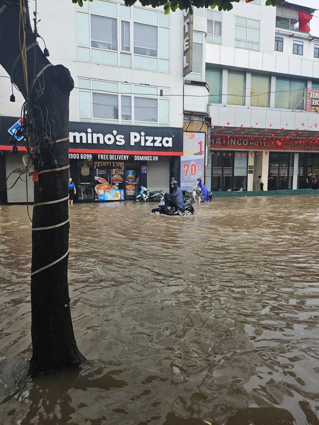 Hà Nội mưa lớn, nhiều tuyến đường ngập sâu, phương tiện di chuyển khó khăn- Ảnh 8.