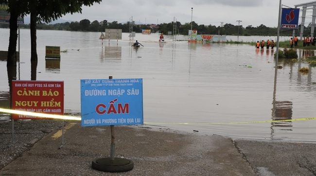 Giao thông từng bước thông suốt trở lại sau bão số 5- Ảnh 1.
