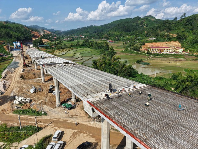 Thi công không nghỉ lễ ở 2 tuyến cao tốc qua Lạng Sơn - Cao Bằng- Ảnh 1.