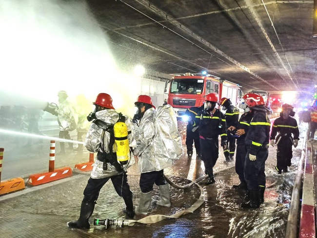 Gần 400 người tham gia diễn tập cứu nạn trong hầm vượt sông Sài Gòn- Ảnh 1.