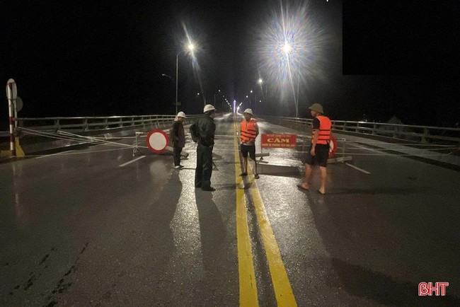 Hà Tĩnh căng mình trong tâm bão số 10- Ảnh 2.