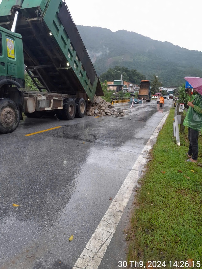 Thông xe QL2 sau gần 4 ngày ách ắc - Ảnh 6.