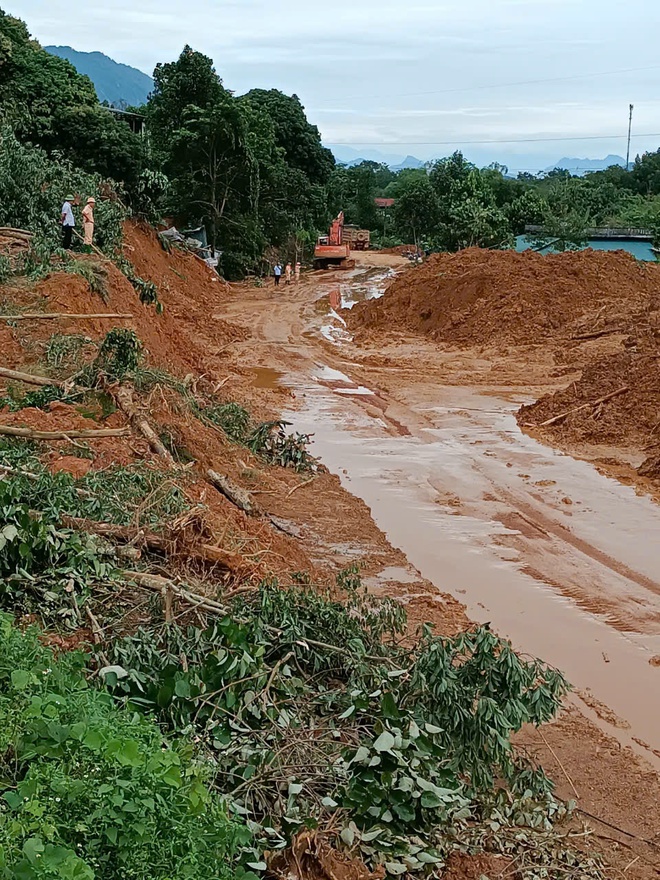 Thông xe QL2 sau gần 4 ngày ách ắc - Ảnh 1.