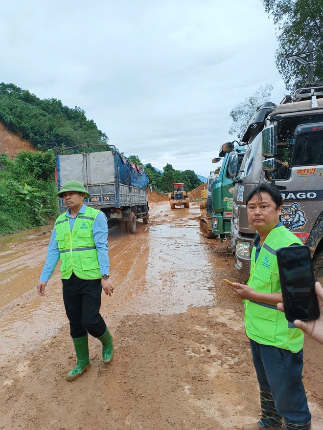 Thông xe QL2 sau gần 4 ngày ách ắc - Ảnh 2.