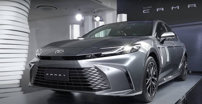Ảnh thực tế Toyota Camry 2025: Nội thất quá khác biệt, động cơ chỉ còn Hybrid - Ảnh 1.