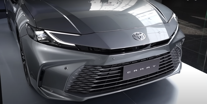Ảnh thực tế Toyota Camry 2025: Nội thất quá khác biệt, động cơ chỉ còn Hybrid - Ảnh 3.
