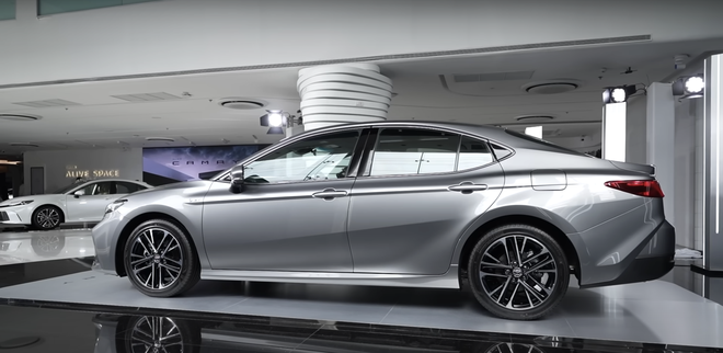 Ảnh thực tế Toyota Camry 2025: Nội thất quá khác biệt, động cơ chỉ còn Hybrid - Ảnh 4.